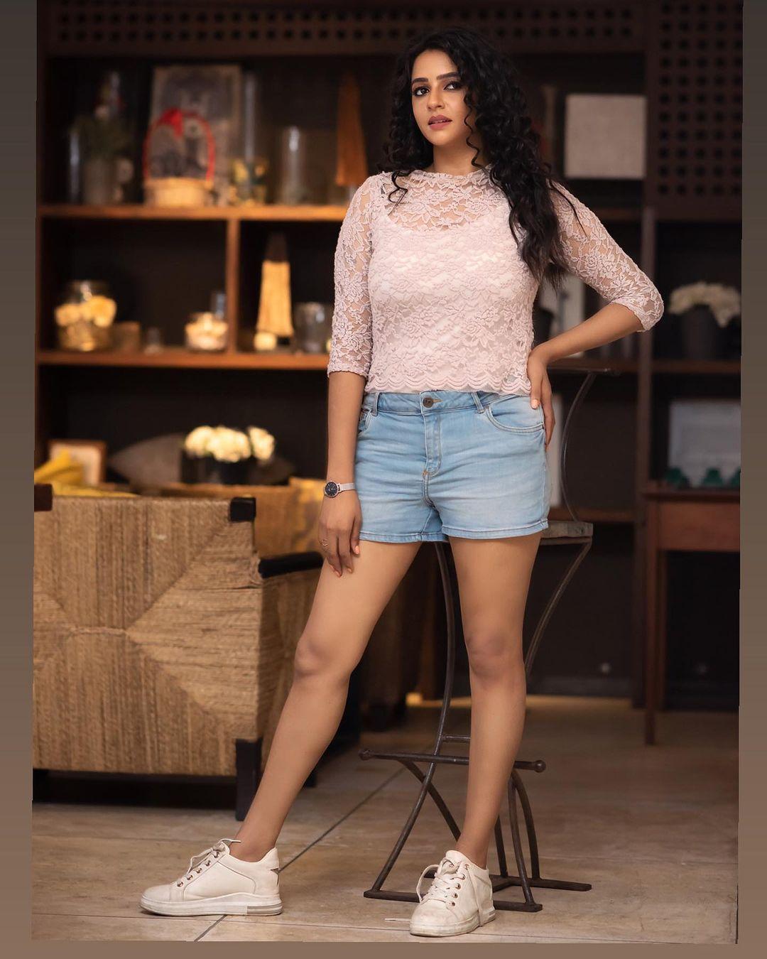 Tamil television actress hot photos | Divya Ganesh latest hot and spicy photos