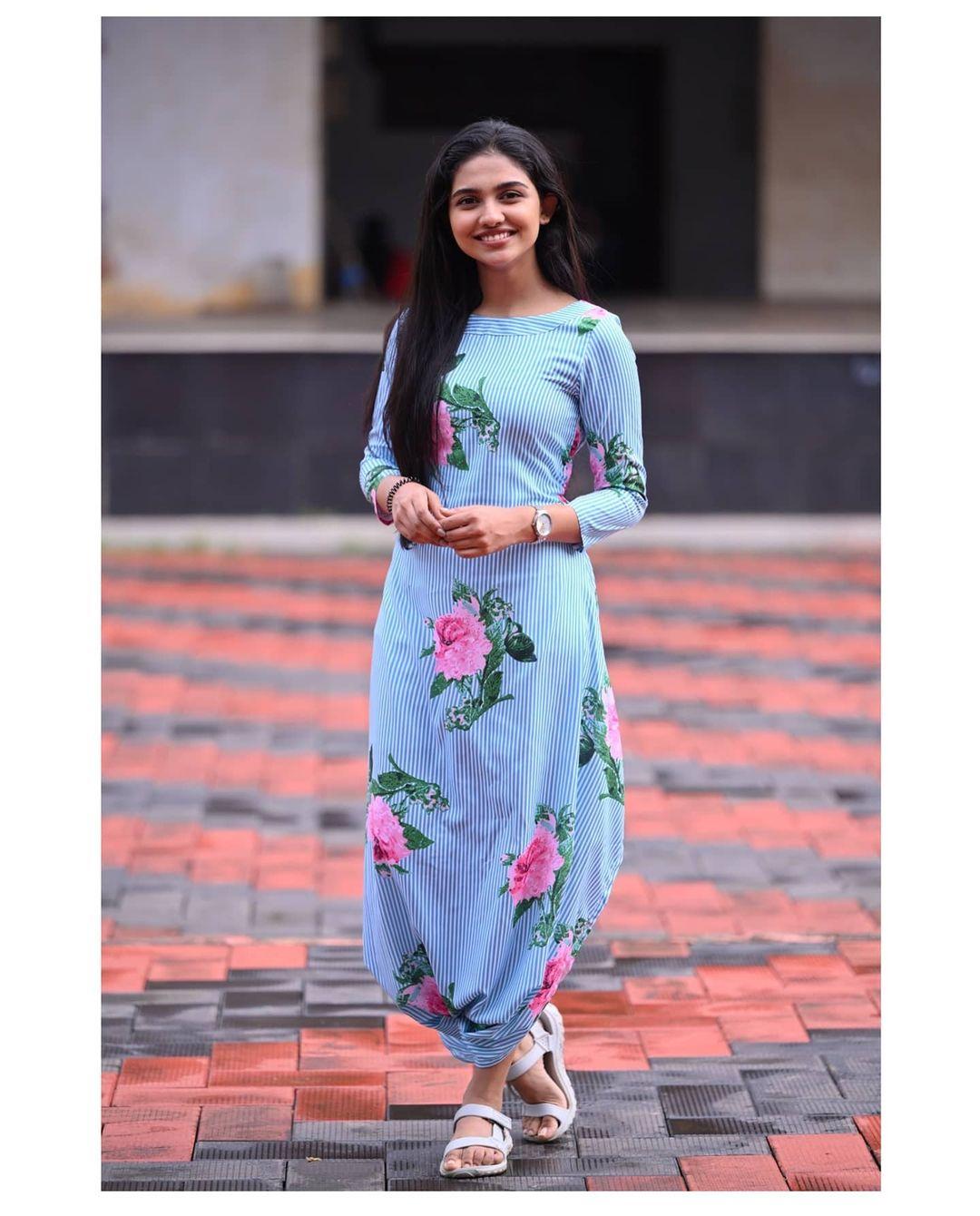 Mamitha Baiju exclusive hot photos gallery | Mamitha Baiju beautiful and glamorous pictures