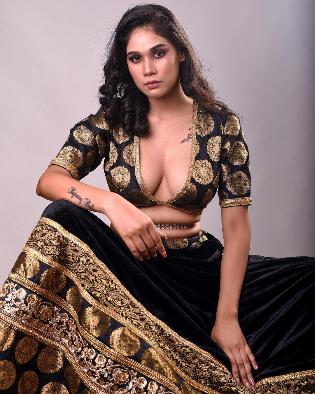 Reet Mukherjee exposing Cleavage photos | Reet Mukherjee looking very beautiful and cute photos