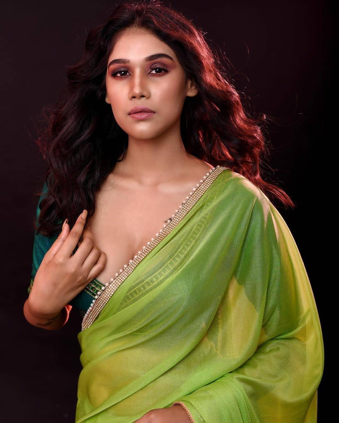 Reet Mukherjee hot in saree photos | Reet Mukherjee exposing Cleavage photos gallery