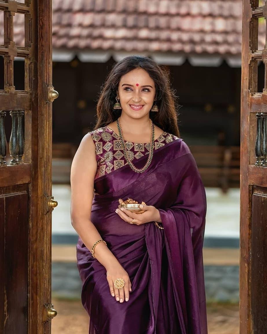 Shalu Menon in saree hot photos | Shalu Menon beautiful and cute photos gallery
