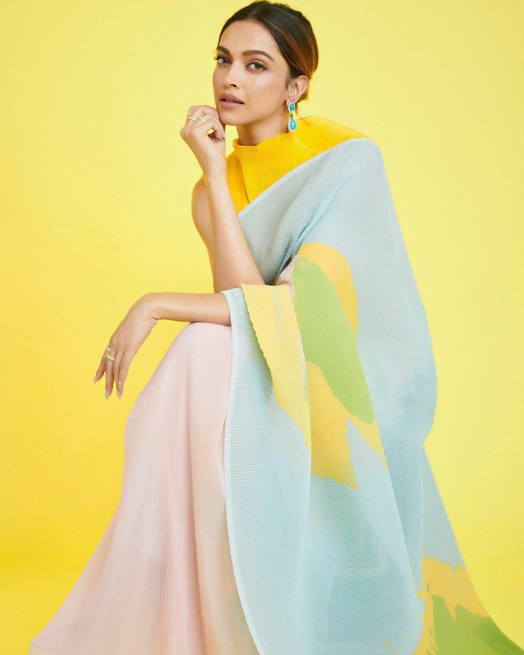 Bollywood actress Deepika Padukone in saree hot photos | Deepika Padukone beautiful and cute photos gallery