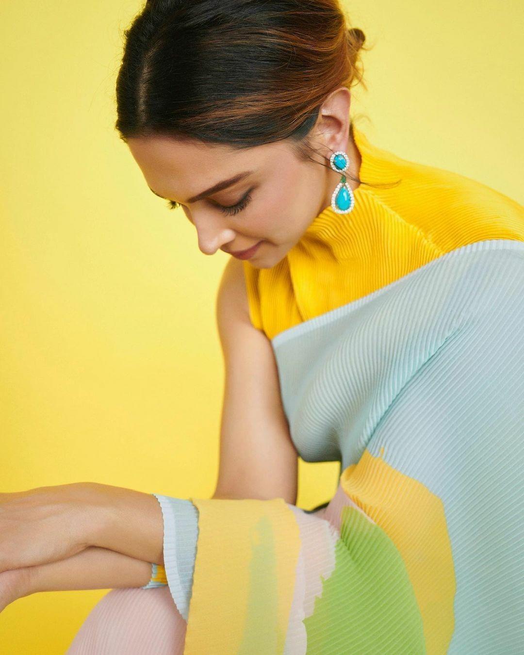 Bollywood actress Deepika Padukone in saree hot photos | Deepika Padukone exposing hot and spicy photos gallery