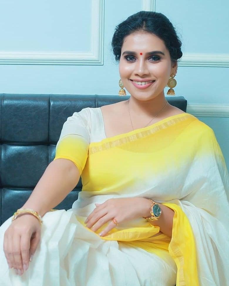 Gowri Nandha in white saree hot photos | Gowri Nandha looking very glamorous and sexy stills