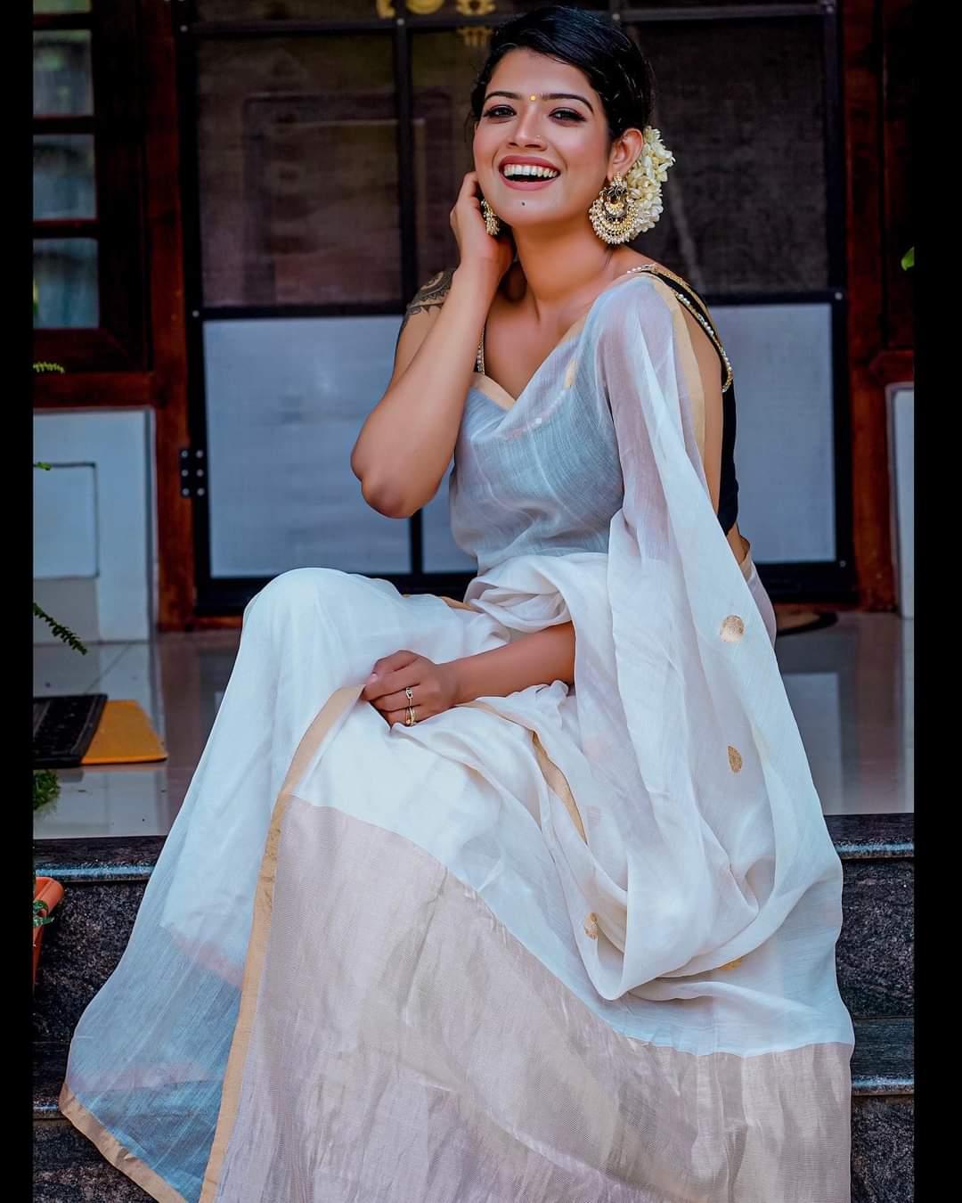 Amrutha Suresh in kasavu Saree hot photos | latest exclusive hot photos gallery