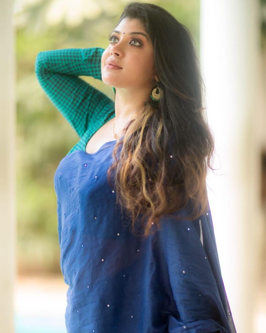 Latest Saree fashion photos | Gayathri shan in saree hot and sexy photoshoot