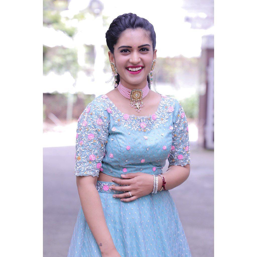 Latest fashion and trends photos | Sravanthi Prashanth looking very glamorous and cute photos