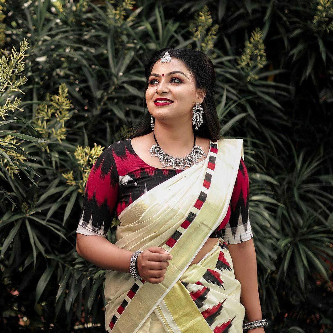 Saree latest fashion | Rini Raj looking very glamorous and cute photos