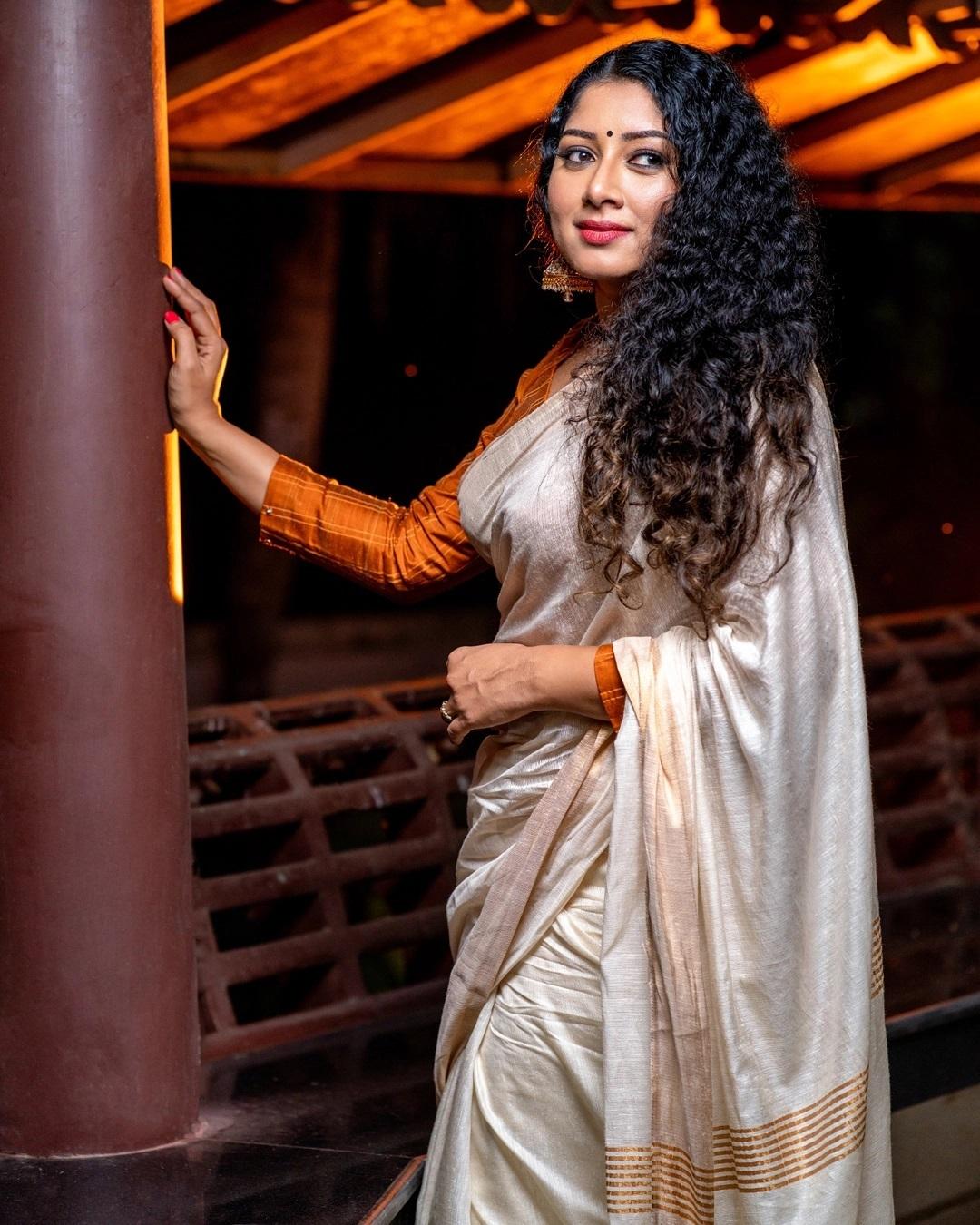 South Indian actress anu mol very beautiful photo gallery | very beautiful and cute photos gallery