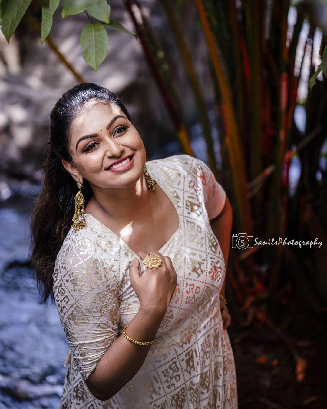 Television actress hot photos gallery | Rini Raj very attractive and hot photos