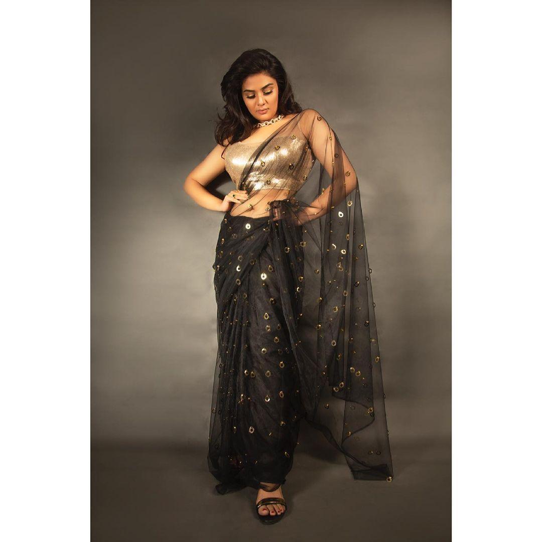 Transparent saree hot photos | Sreemukhi looking very attractive and sexy photoshoot