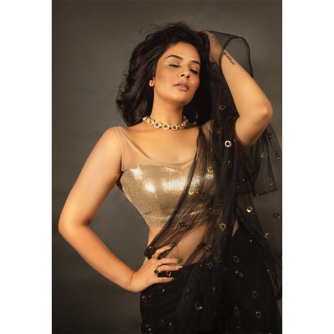 Transparent saree hot photos | Sreemukhi very glamorous and cute photos gallery