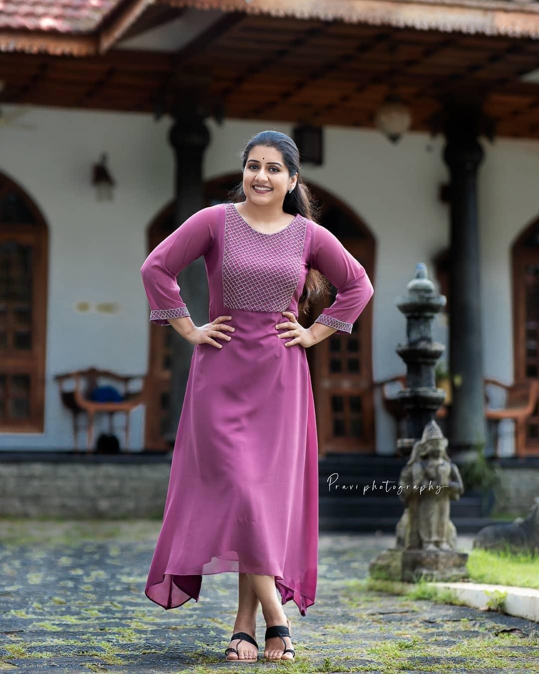 Malayalam actress Sarayu Mohan hot photos gallery| Sarayu Mohan looking very glamorous photos