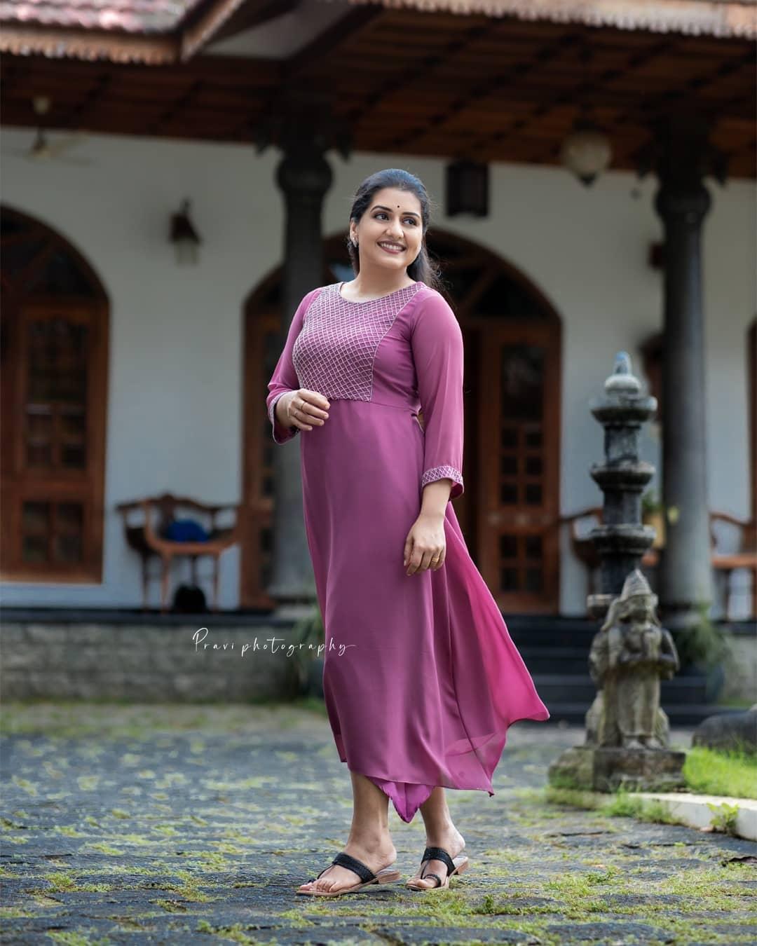 Sarayu Mohan exclusive hot and sexy photoshoot | Sarayu Mohan looking very glamorous photos