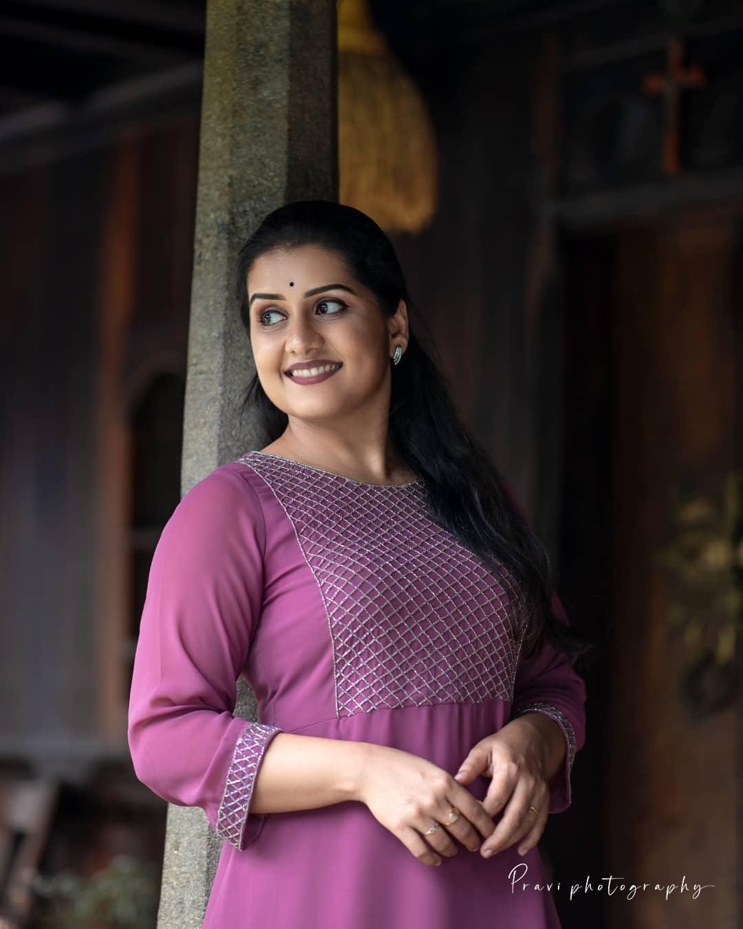 Sarayu Mohan very attractive and hot photos| Sarayu Mohan looking very glamorous photos