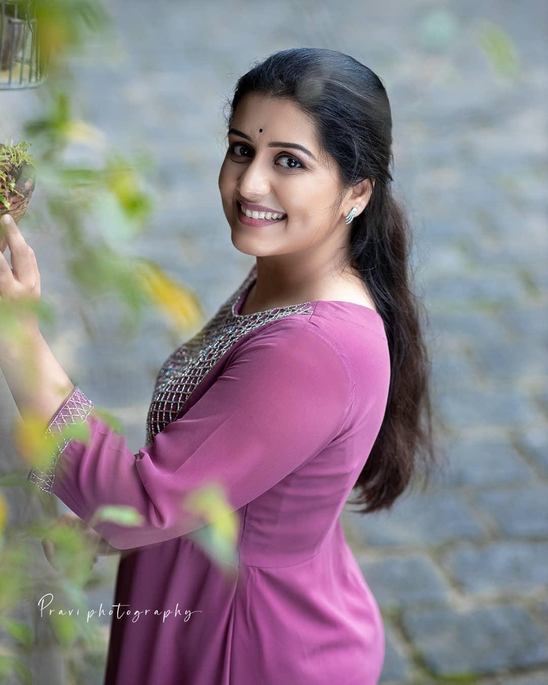 South Indian actress Sarayu Mohan hot photos gallery| Sarayu Mohan looking very glamorous photos