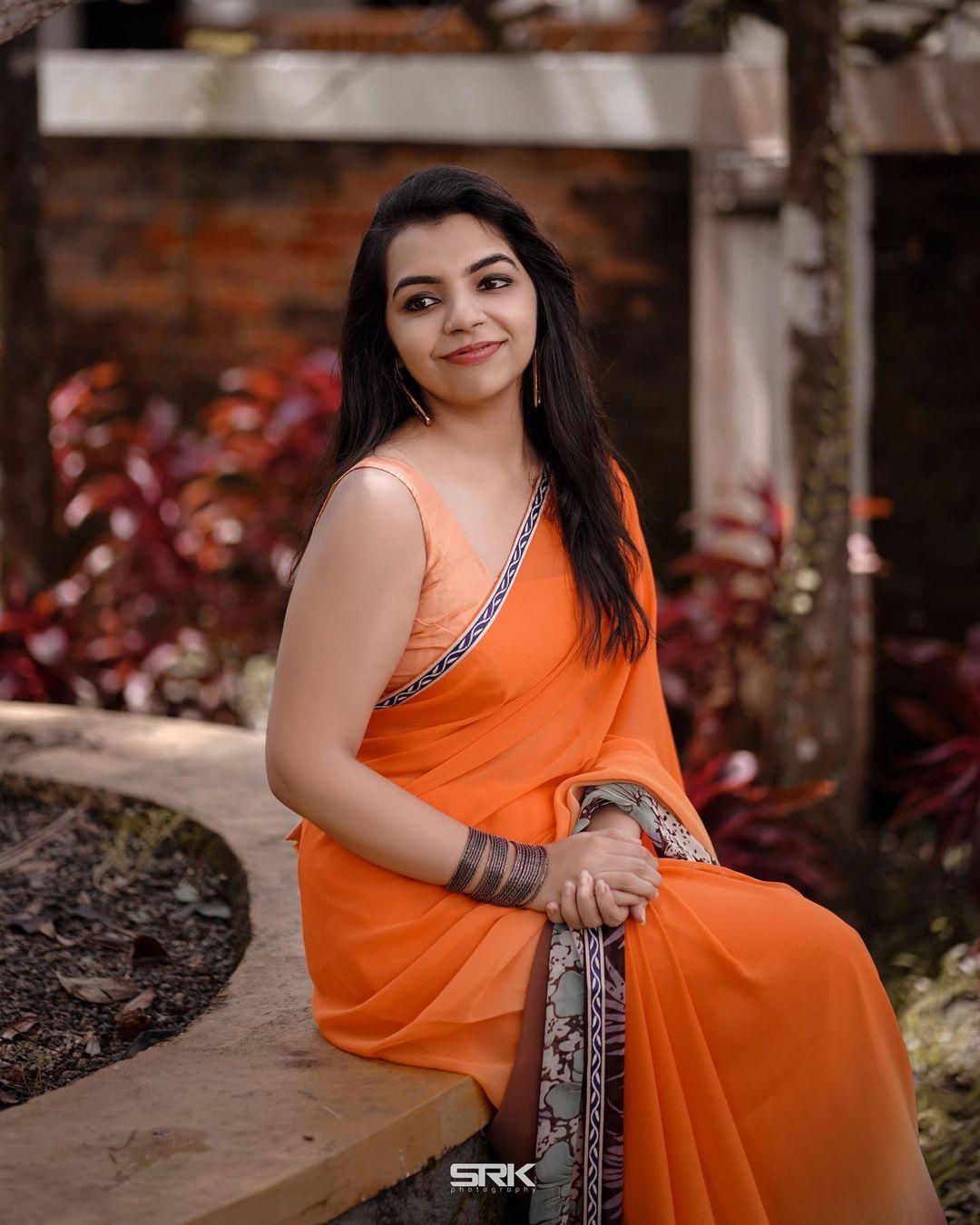 Sleeveless blouse hot photos gallery | Akshaya Premnath very beautiful and glamorous pictures