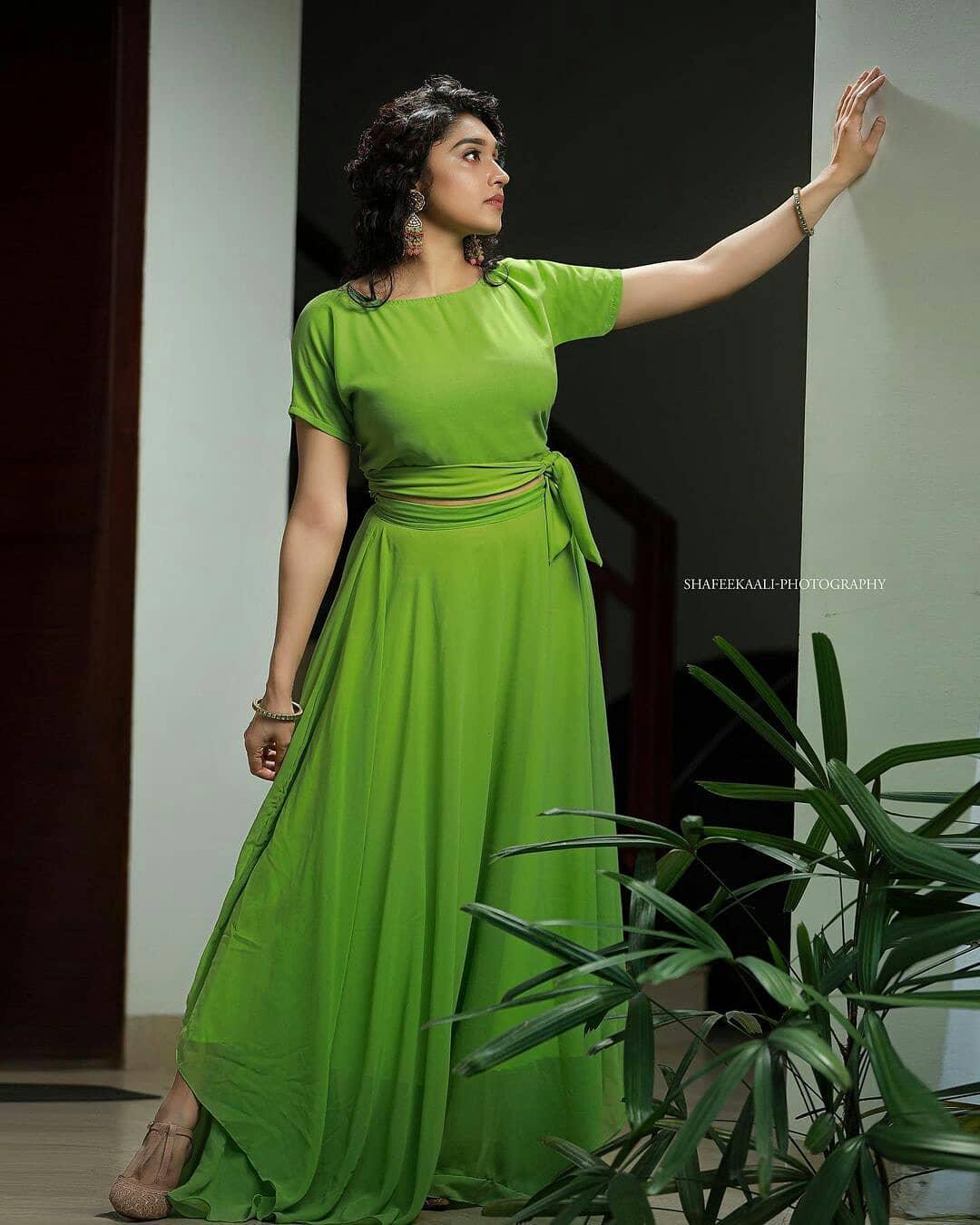 Sija rose george in green dress hot photos | latest hot and sexy photoshoot