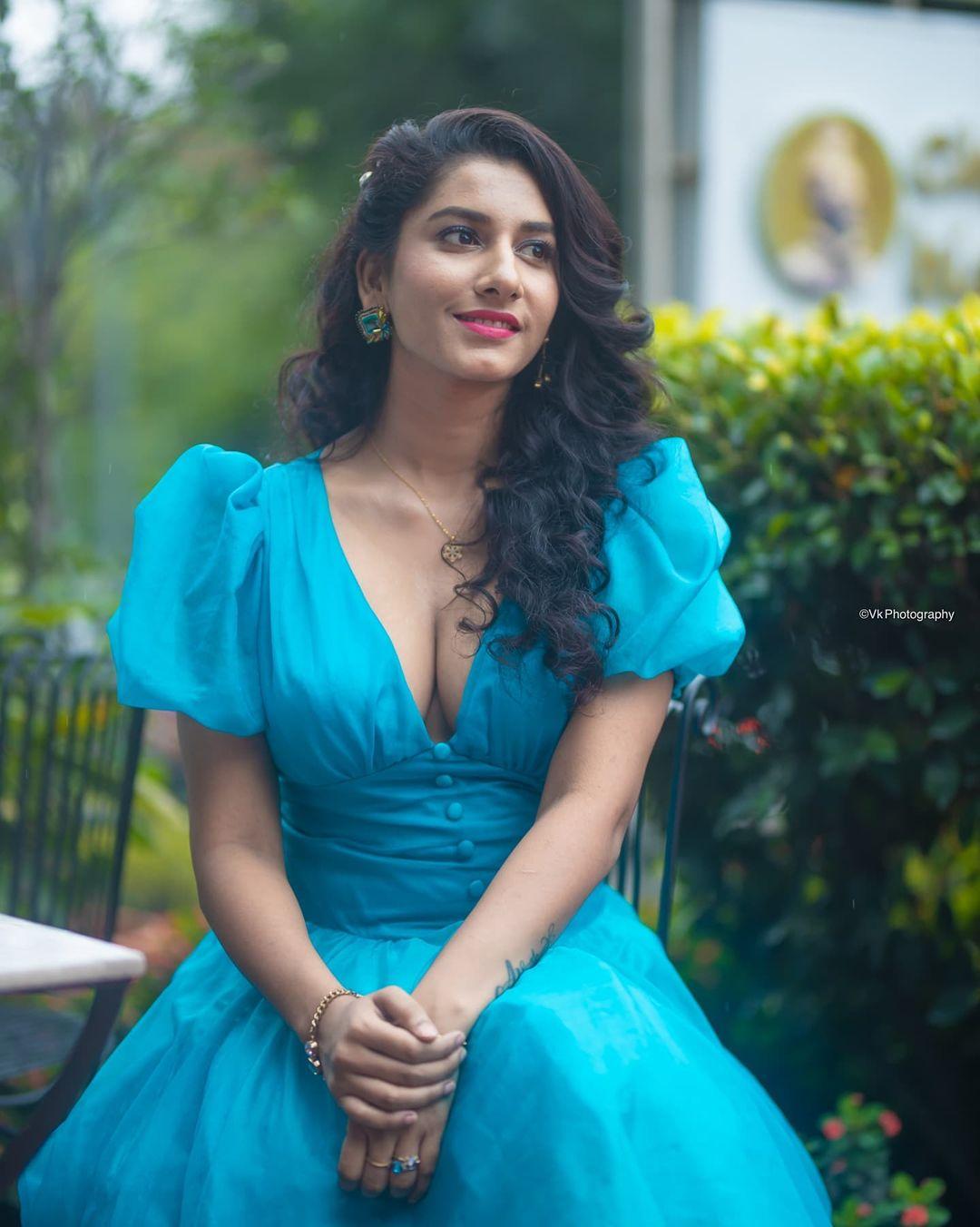 Tamil actress hot photos | Vishnupriya exposing hot photos gallery