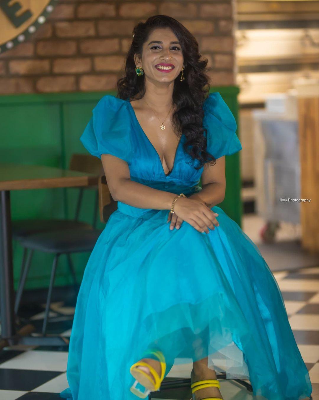 Tamil actress hot photos | Vishnupriya looking very attractive hot photos gallery