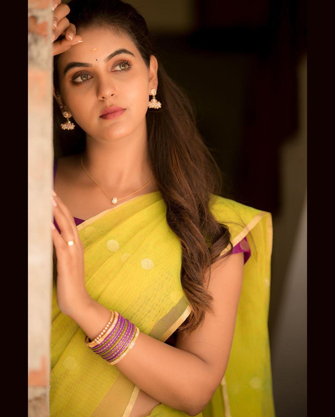 Chaitra Reddy in half saree hot photos | Chaitra Reddy looking very glamorous photos