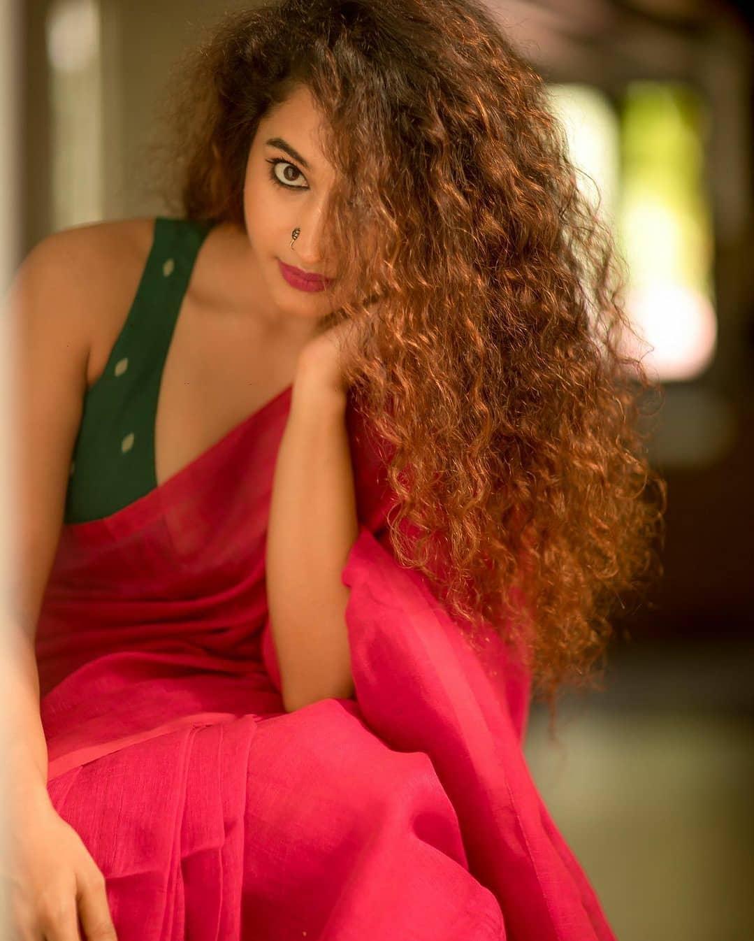 Pooja Ramachandran in red saree hot photos | Pooja Ramachandran looking very beautiful and glamorous pictures