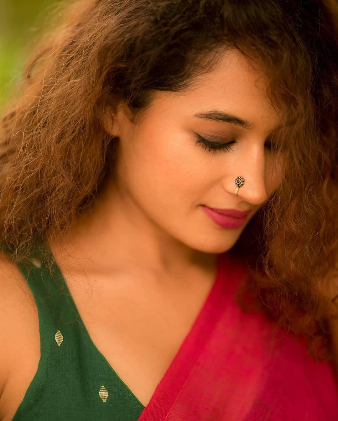 Pooja Ramachandran in red saree hot photos | Pooja Ramachandran wearing sleeveless blouse hot photos