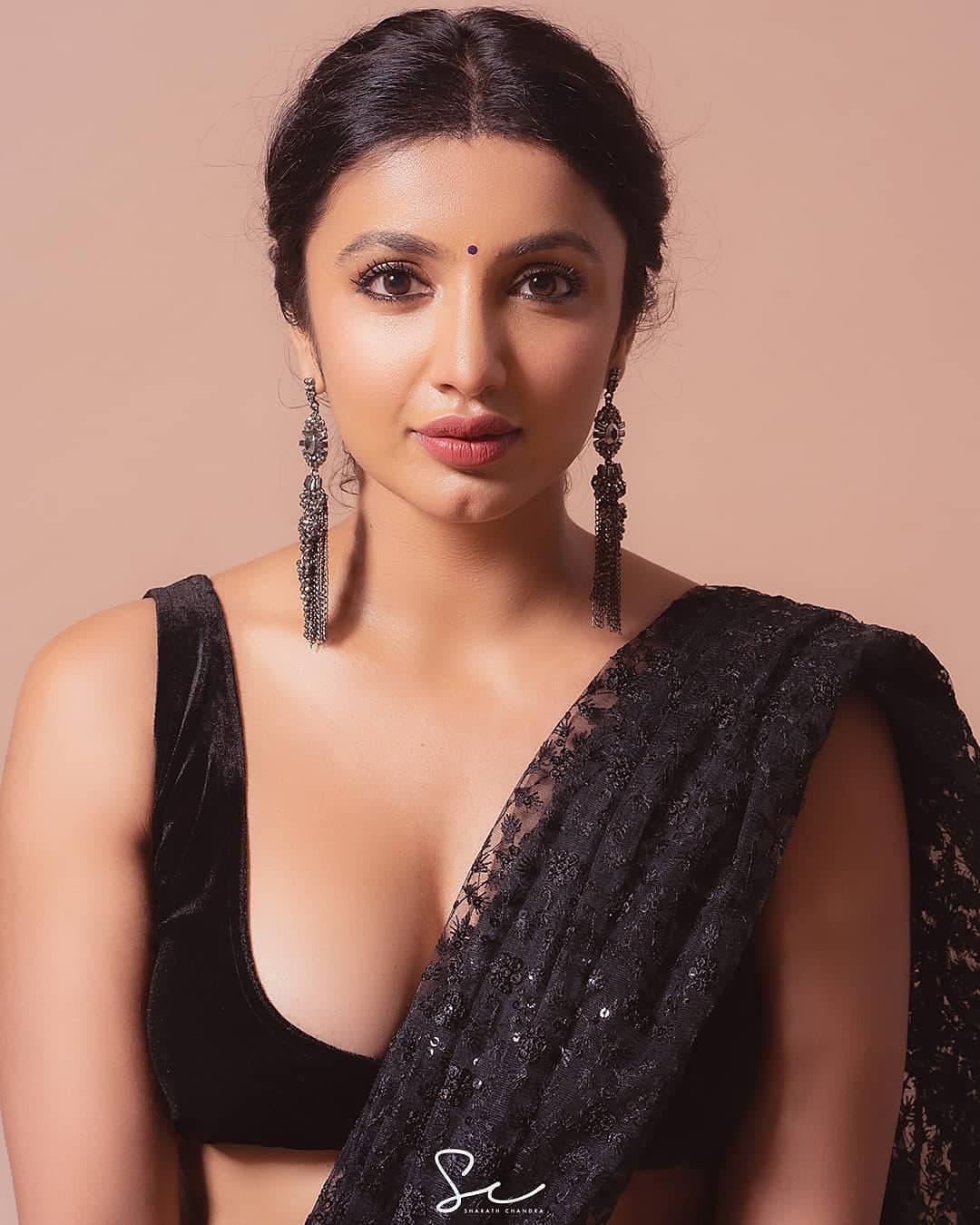 Tejaswi Madivada in black saree showing cleavage photo gallery | actress sexy photoshoot