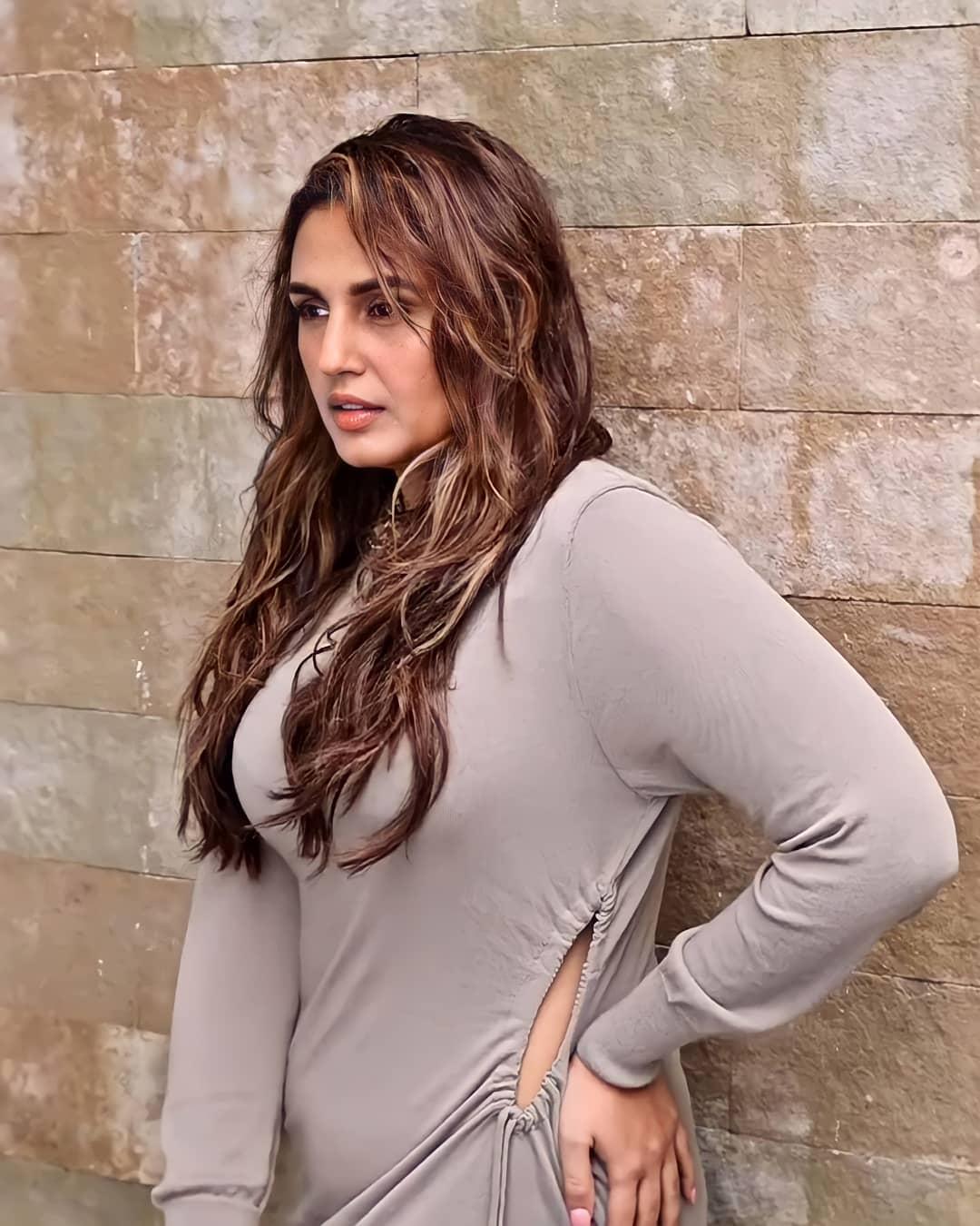 Bollywood actress hot photos | Huma Qureshi exposing hot photos gallery
