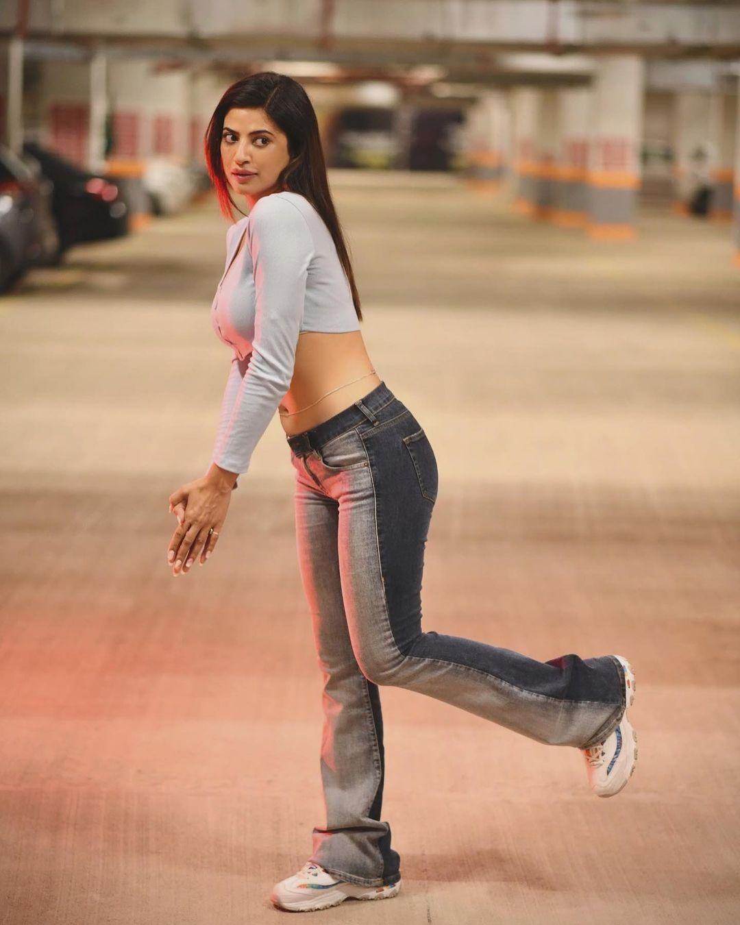Saanvi Dhiman looking very glamorous photos | Saanchi Dhiman very beautiful and glamorous photos