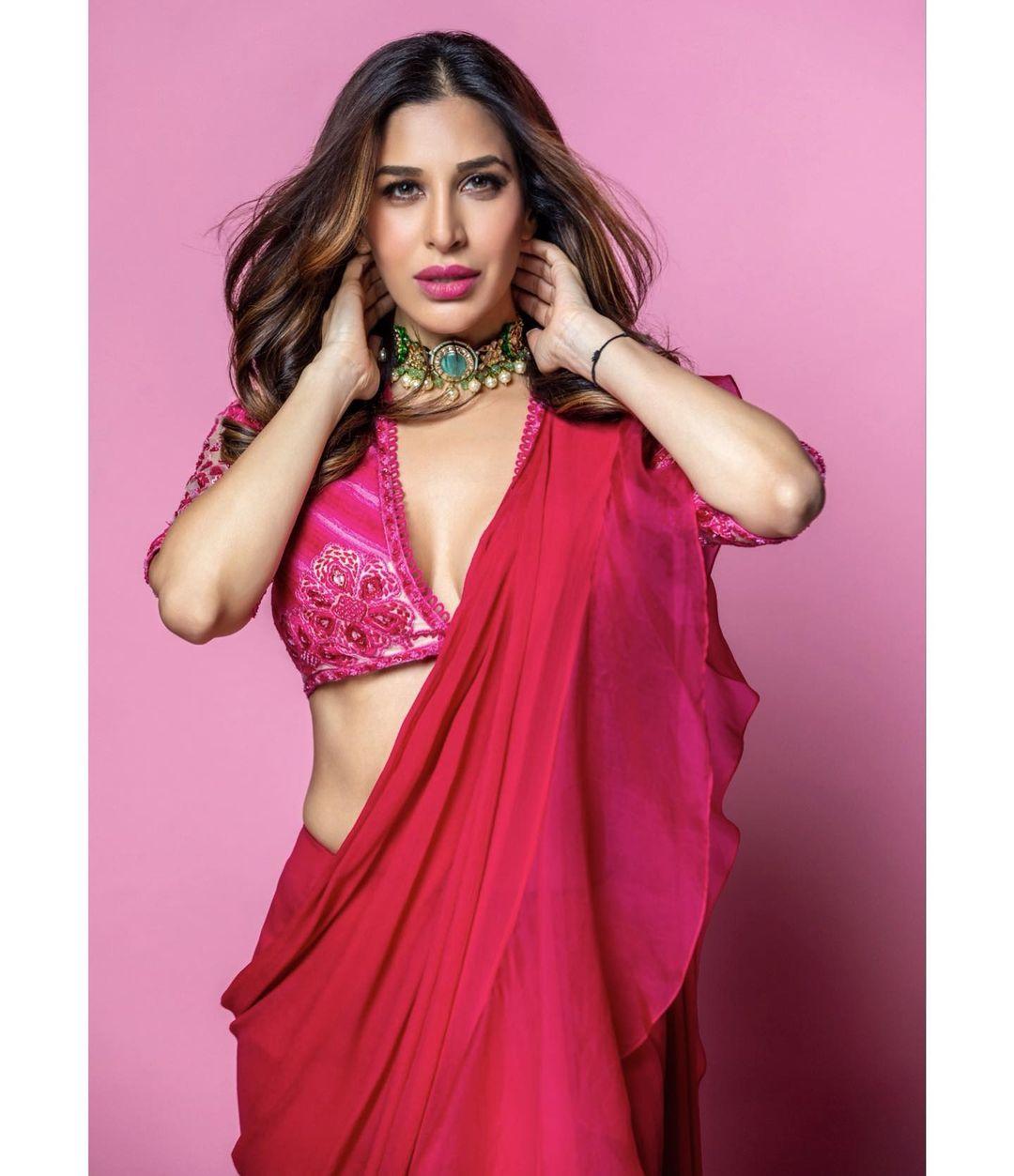 Sophie choudry in half saree latest fashion photos | exposing hot photos gallery