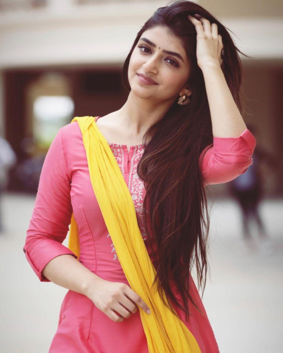 Beautiful and cute photos | Kannada actress Sreeleela latest hot photos gallery