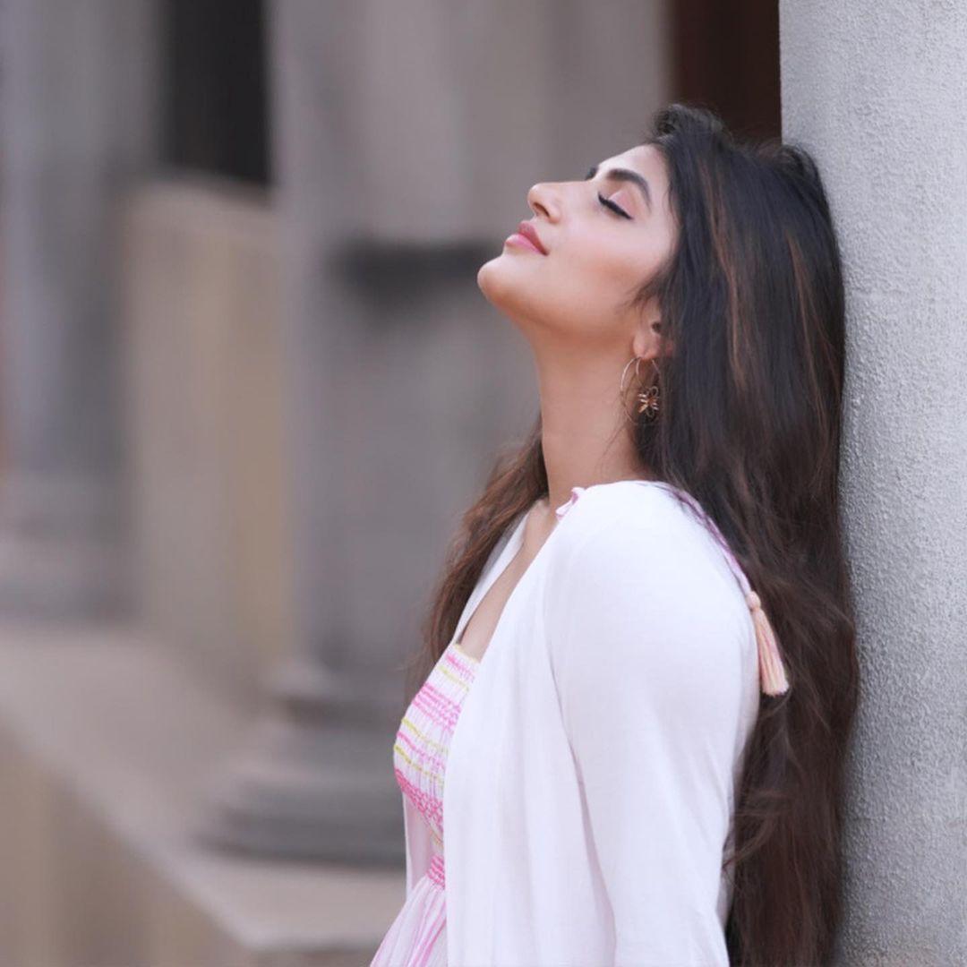 Beautiful and cute photos | Sreeleela looking very glamorous and cute photos