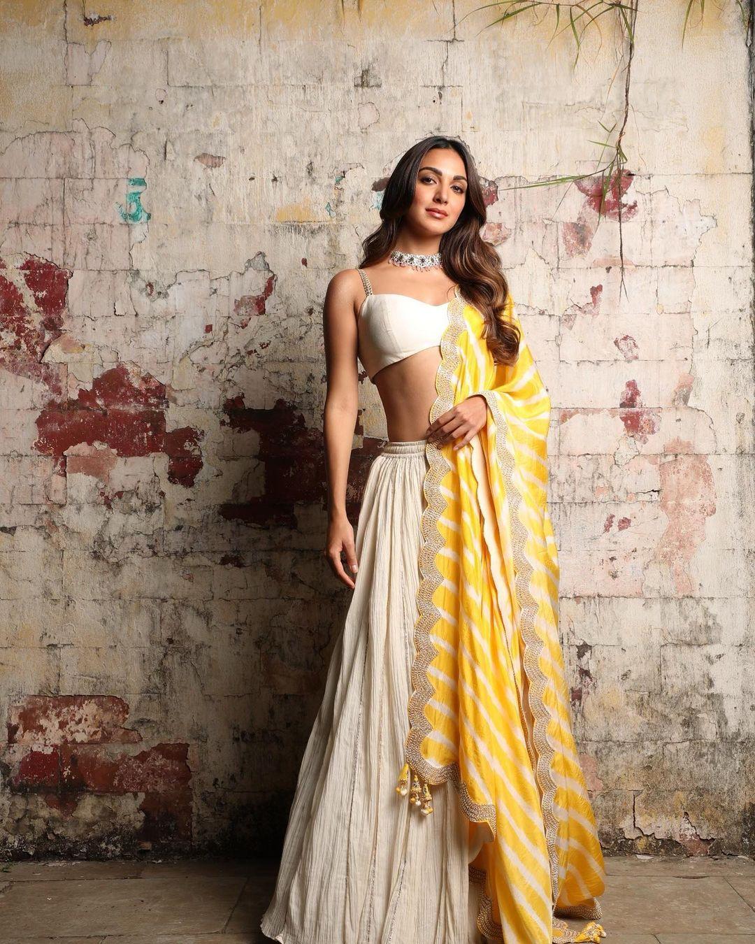 Bollywood actress hot photos | Kiara Advani looking very beautiful and sexy stills