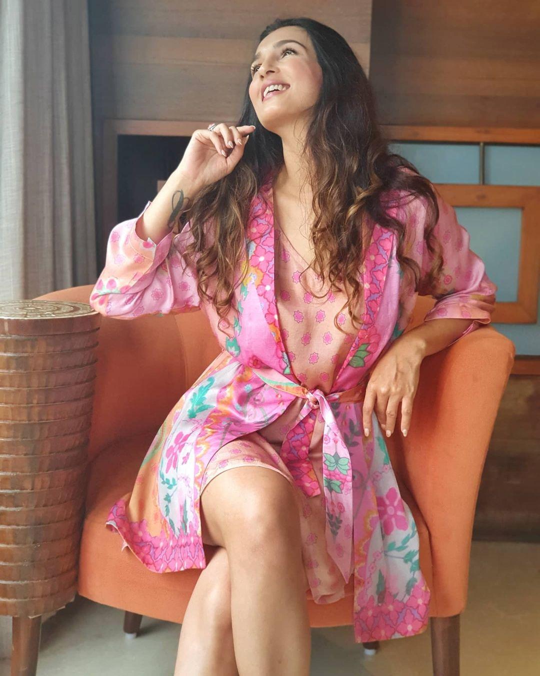 Bollywood actress hot photos | Shiny doshi very beautiful and cute photos gallery