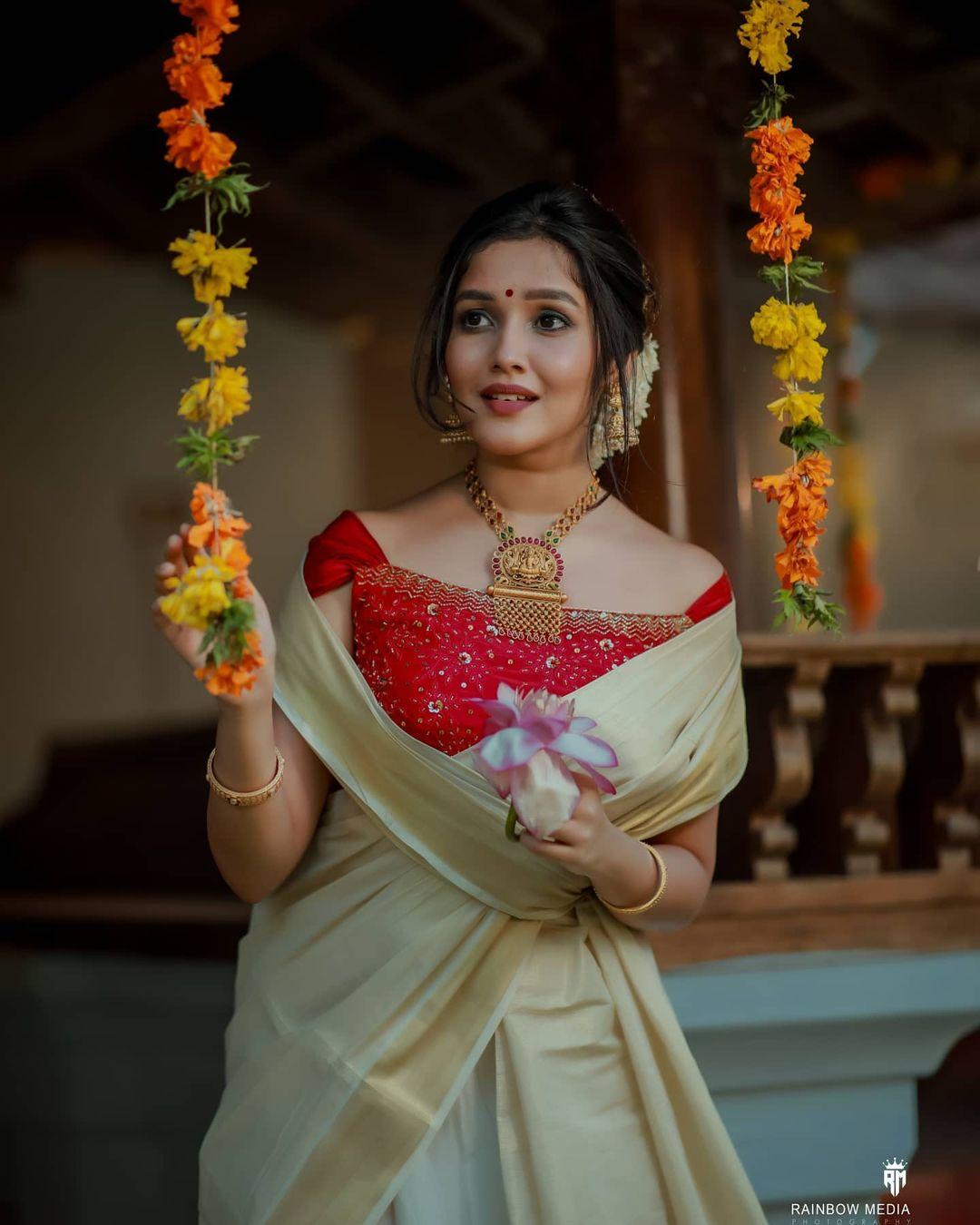 Malayalam young actress hot photos | Anikha Surendran looking very attractive hot photos