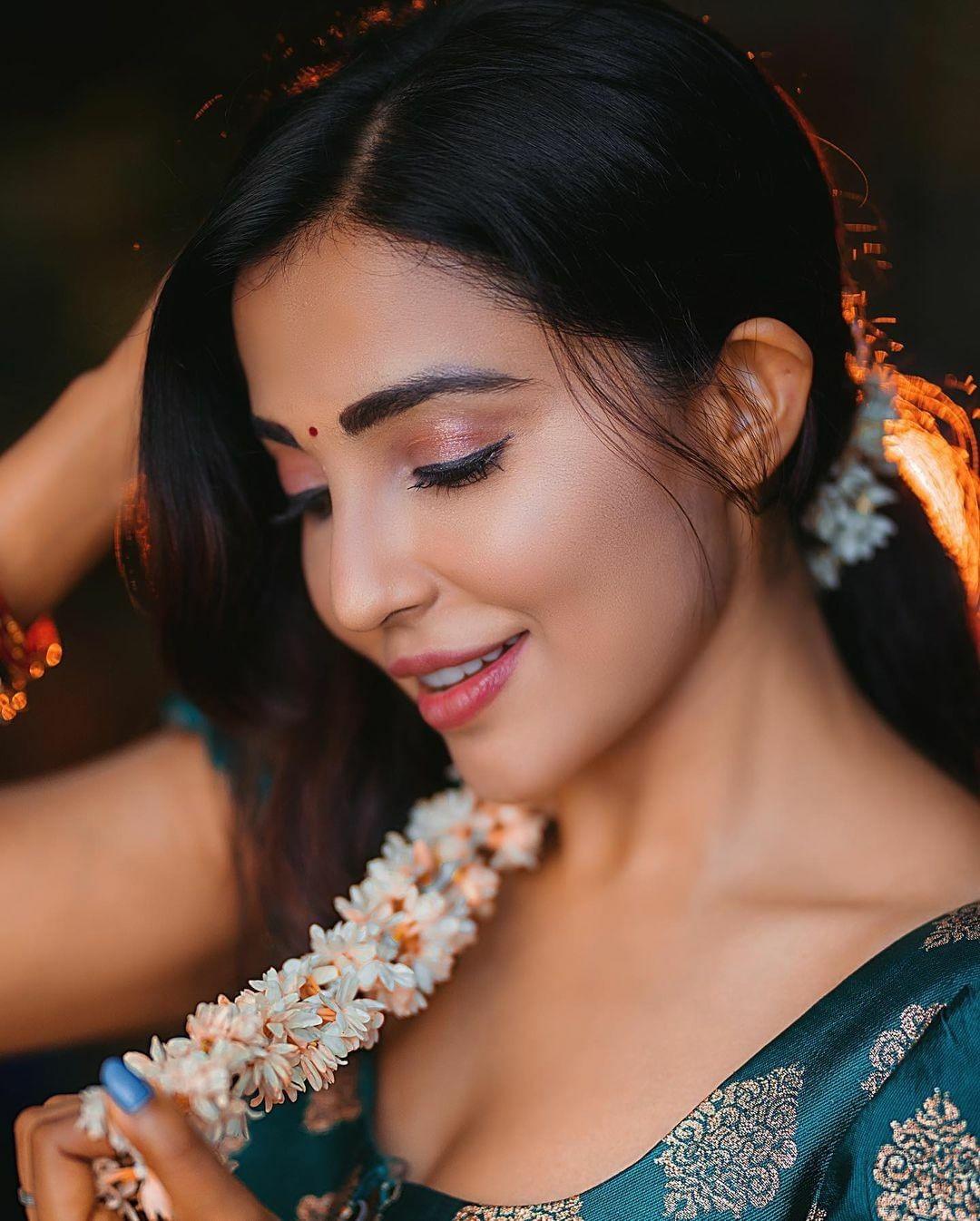 Tamil actress hot photos gallery | Parvati Nair looking very glamorous photos in half saree