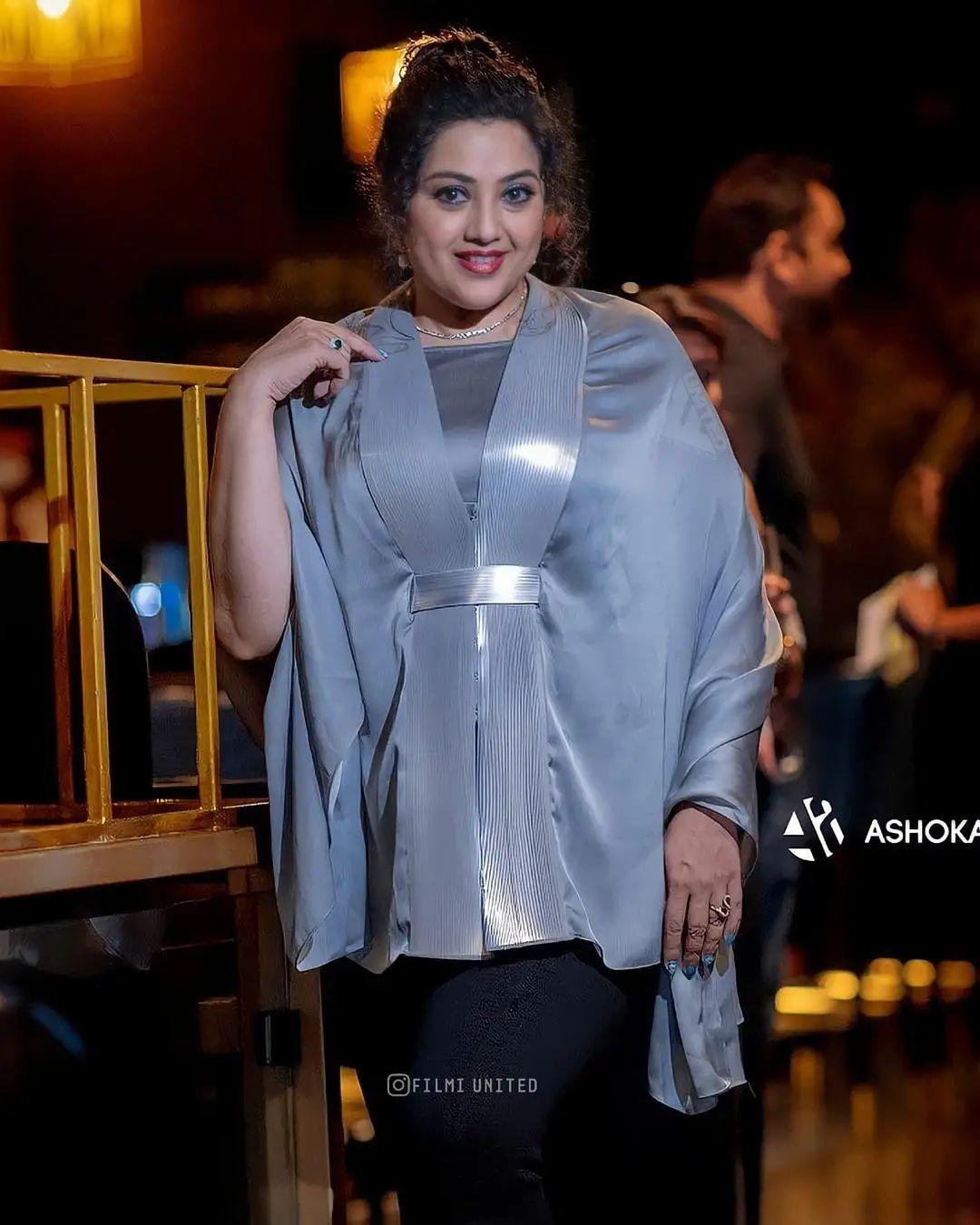 South Indian actress hot photos | Meena looking very attractive hot photos