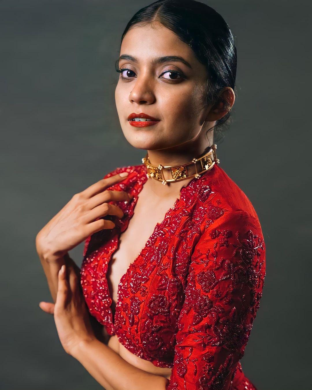 South Indian actress hot photos | Anna Ben exposing cleavage hot photos