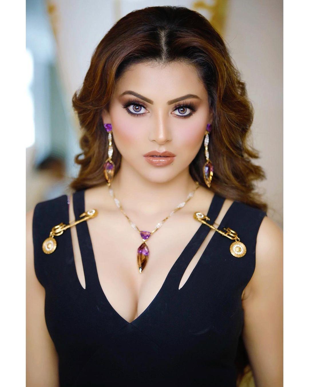 Bollywood actress hot photos | Urvashi Rautela exposing hot photos gallery