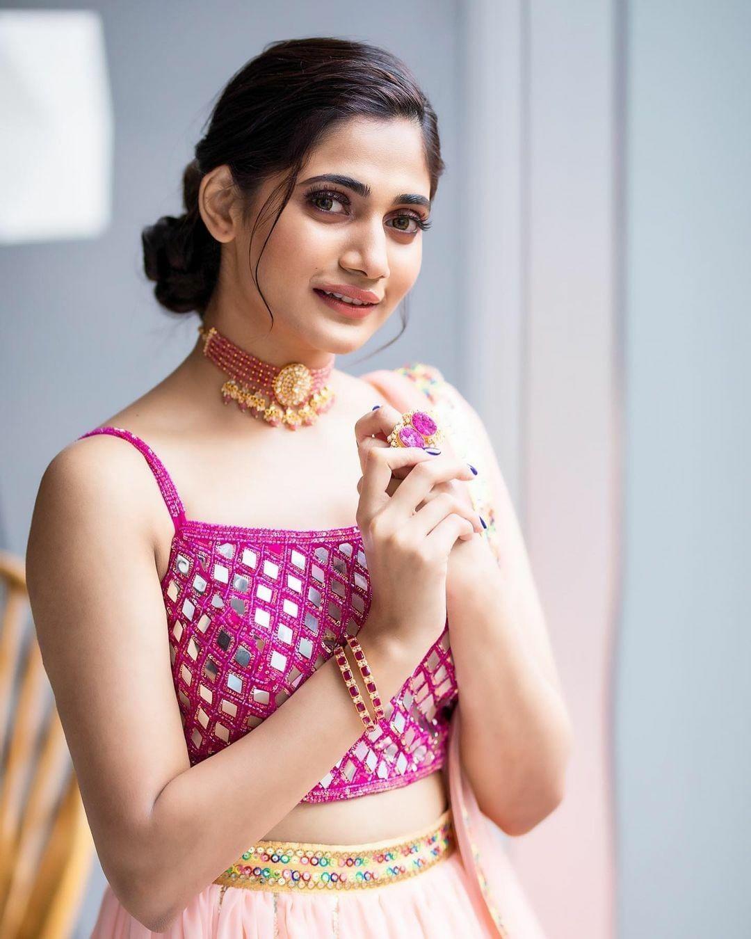 South Indian actress hot photos | Losliya Mariyanesan exposing latest sexy photoshoot