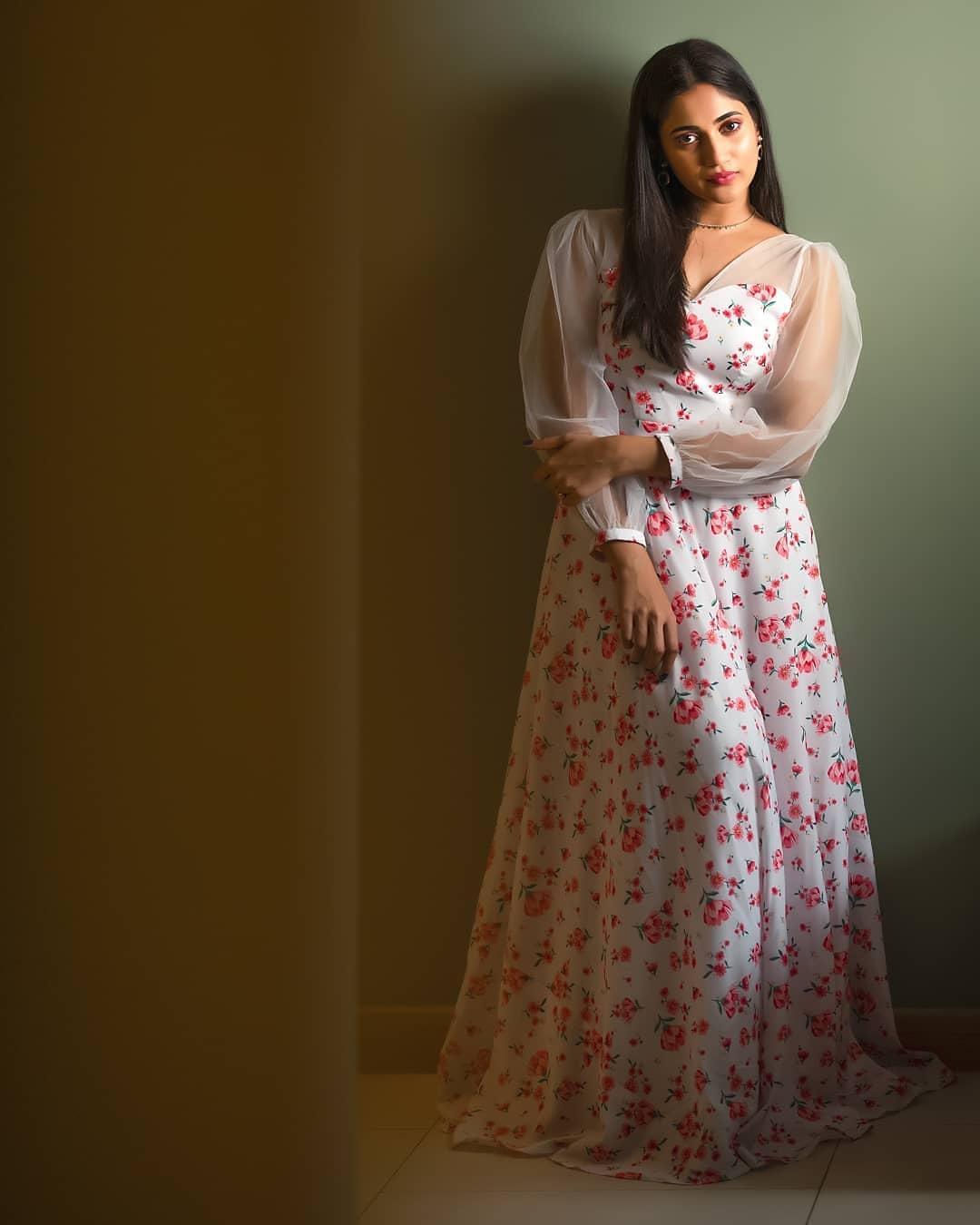South Indian actress hot photos | Losliya exposing hot photos gallery
