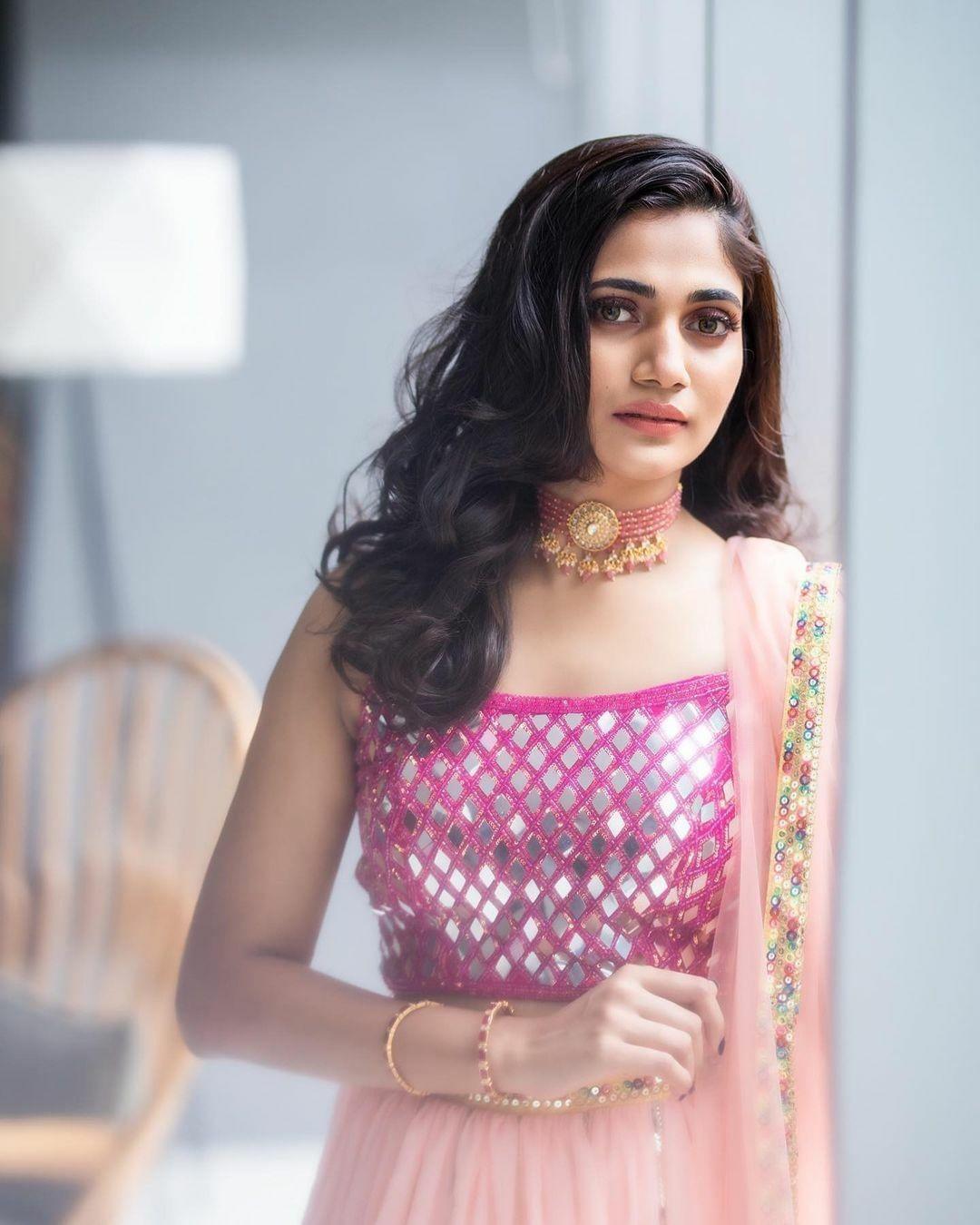 South Indian actress hot photos | Losliya very beautiful and cute photos gallery