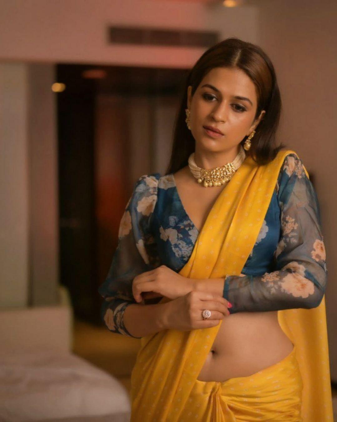Shraddha Das exposing navel in saree hot photos | Shraddha Das hot and sexy photoshoot