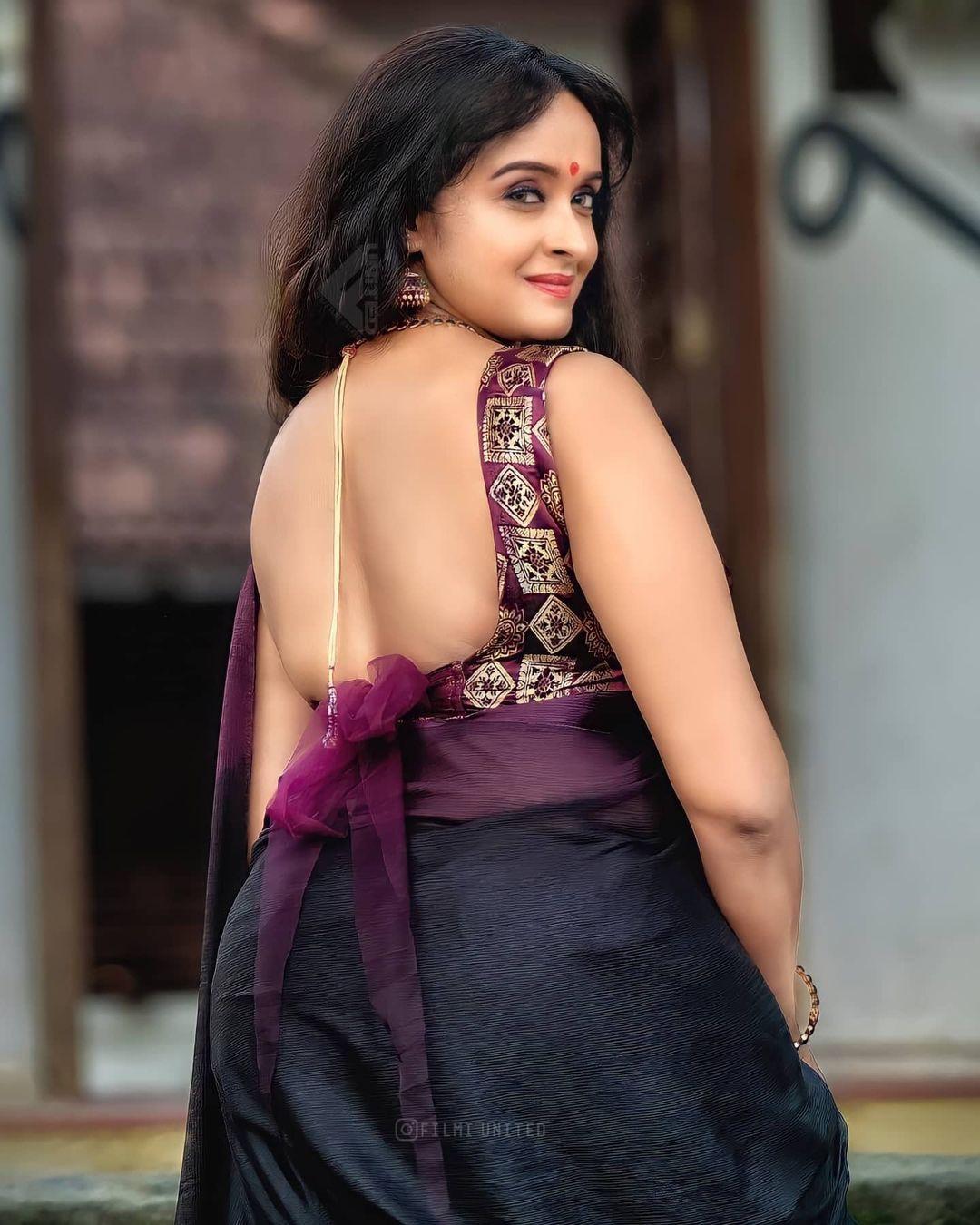 Exposing backpose in saree hot photos | Shalu Menon hot and sexy photoshoot