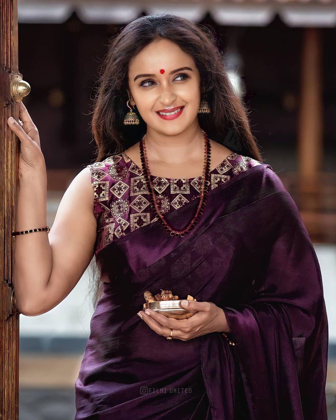 Exposing backpose in saree hot photos | Shalu Menon looking very Glamorous Stills