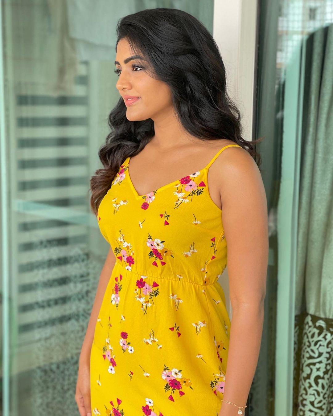 South Indian actress hot photos | Eesha Rebba very attractive hot photos gallery