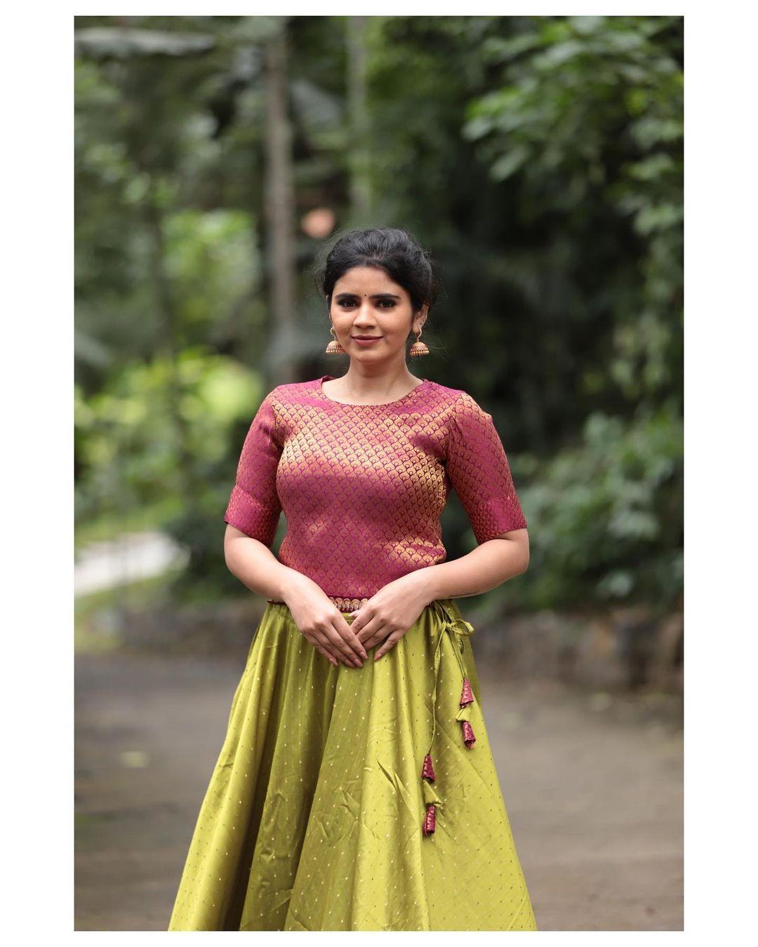 Tamil actress hot photos in half saree | Soundariya nanjundan latest hot and sexy stills