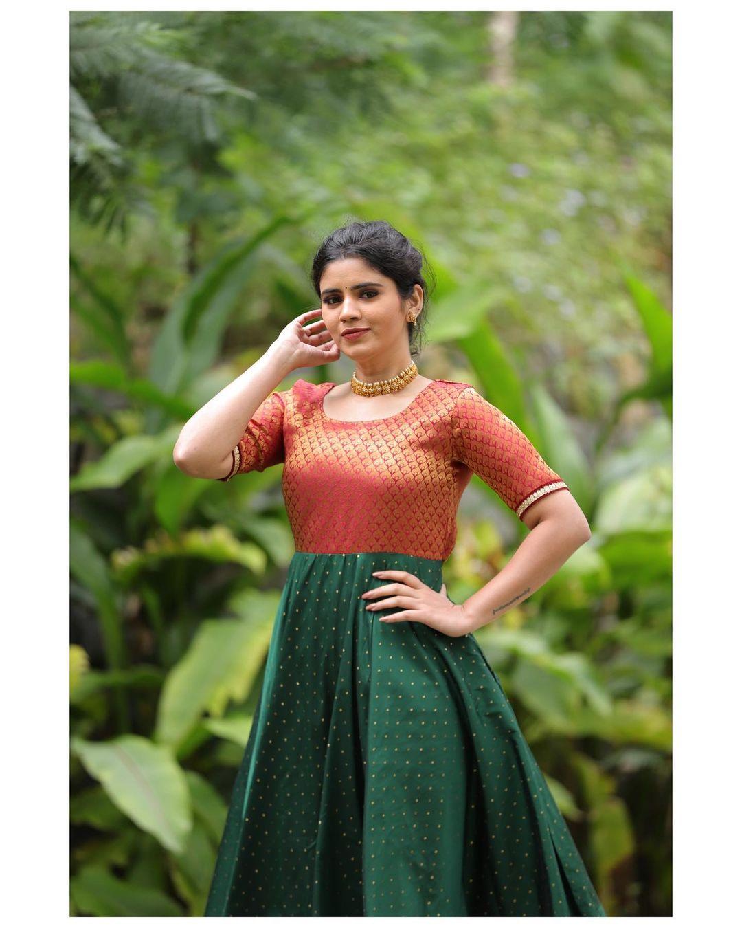 Tamil actress hot photos in half saree | Soundariya nanjundan very beautiful and attractive hot photos