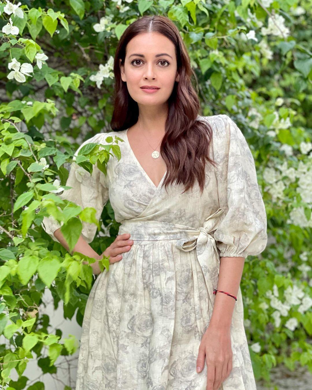 Bollywood actress hot photos | Dia Mirza looking very attractive and beautiful photo gallery